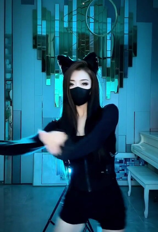 4. Sexy Han Qui Shows Cosplay