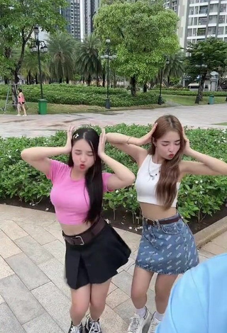 4. Sexy Cindy Diễm Mii in White Crop Top
