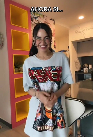 Sexy Darian Rojas in Top while Twerking