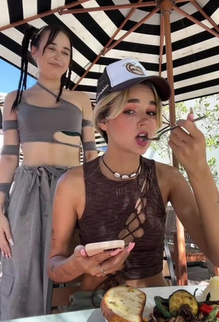 3. Wonderful Elsarca Shows Cleavage in Crop Top