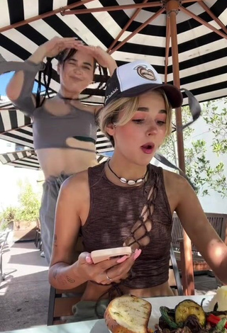 4. Wonderful Elsarca Shows Cleavage in Crop Top