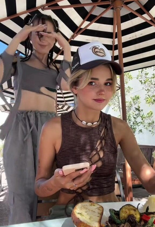 5. Wonderful Elsarca Shows Cleavage in Crop Top