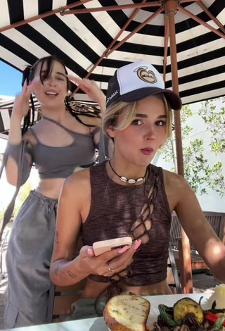 6. Wonderful Elsarca Shows Cleavage in Crop Top