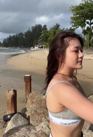 4. Sexy eunicetjoaa Shows Cleavage in Sport Bra at the Beach