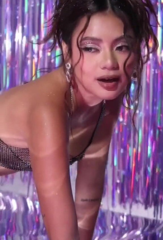 5. Sexy Eya Borja Shows Cleavage in Crop Top