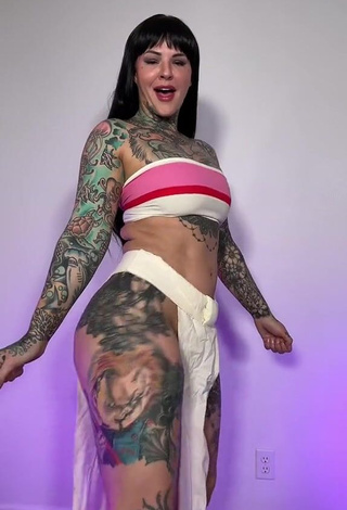 3. Cute Heidi Lavon Shows Cleavage in Tube Top