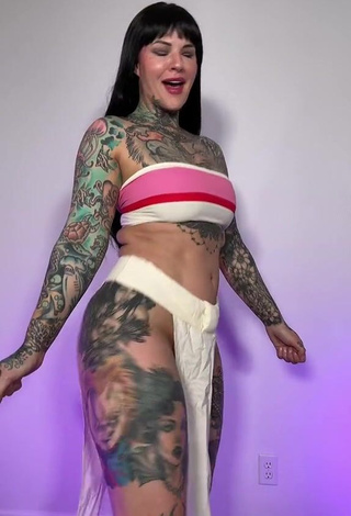 4. Cute Heidi Lavon Shows Cleavage in Tube Top