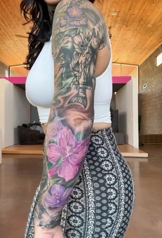 5. Fine Heidi Lavon Shows Cleavage in Sweet White Crop Top