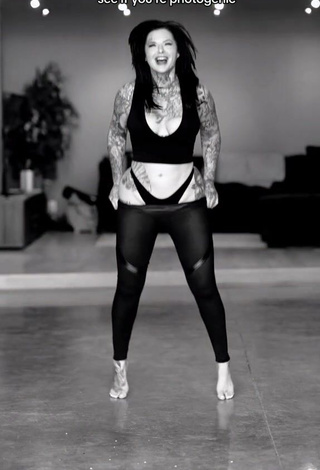 4. Alluring Heidi Lavon Shows Cleavage in Erotic Black Crop Top