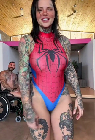 Sweetie Heidi Lavon Shows Cosplay