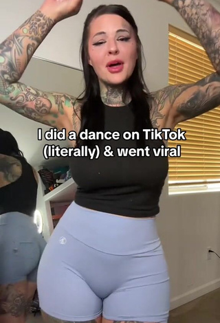 2. Magnificent Heidi Lavon Shows Cleavage