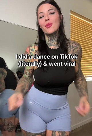 4. Magnificent Heidi Lavon Shows Cleavage