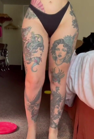 5. Magnificent Heidi Lavon Shows Cleavage