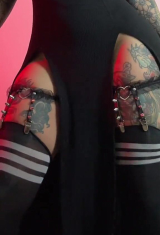 Hot Heidi Lavon Shows Cleavage in Black Dress