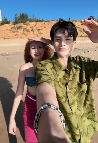 Sexy Ngô Ngọc Hoà Shows Cleavage in Tube Top at the Beach