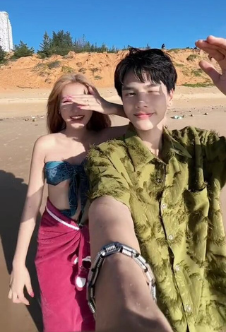 2. Sexy Ngô Ngọc Hoà Shows Cleavage in Tube Top at the Beach