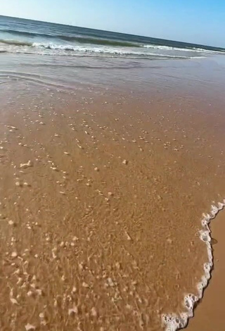 3. Sexy Ngô Ngọc Hoà Shows Cleavage in Tube Top at the Beach