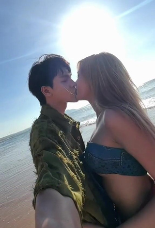 6. Sexy Ngô Ngọc Hoà Shows Cleavage in Tube Top at the Beach