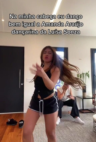 Ingrid Ohara Shows Cleavage in Sweet Black Crop Top while Twerking