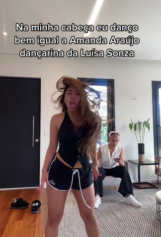 2. Ingrid Ohara Shows Cleavage in Sweet Black Crop Top while Twerking