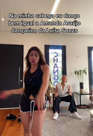 4. Ingrid Ohara Shows Cleavage in Sweet Black Crop Top while Twerking