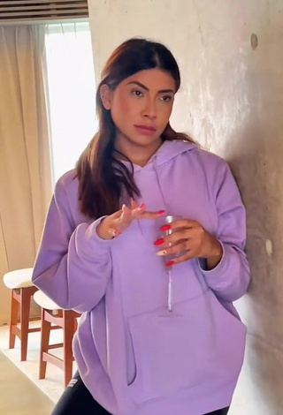 3. Ingrid Ohara Demonstrates Breathtaking Cleavage