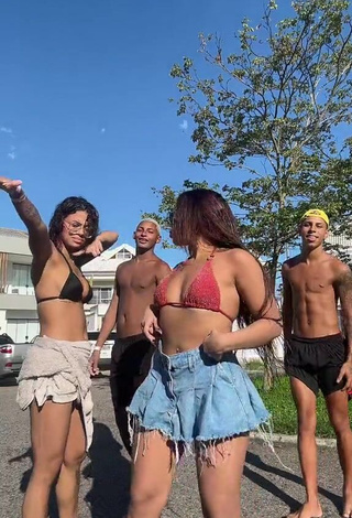 Erotic Ingrid Ohara Shows Cleavage in Crop Top in a Street