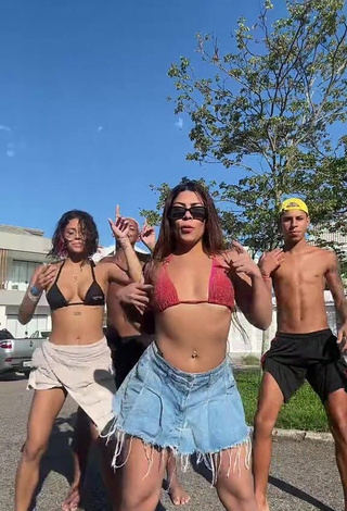 2. Erotic Ingrid Ohara Shows Cleavage in Crop Top in a Street