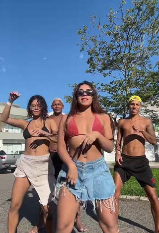 3. Erotic Ingrid Ohara Shows Cleavage in Crop Top in a Street