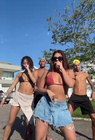 4. Erotic Ingrid Ohara Shows Cleavage in Crop Top in a Street