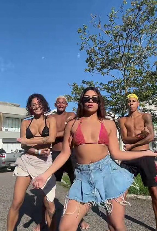 5. Erotic Ingrid Ohara Shows Cleavage in Crop Top in a Street