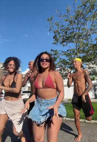 6. Erotic Ingrid Ohara Shows Cleavage in Crop Top in a Street