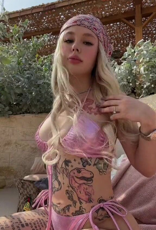 Sexy Instasamka Shows Cleavage in Pink Bikini