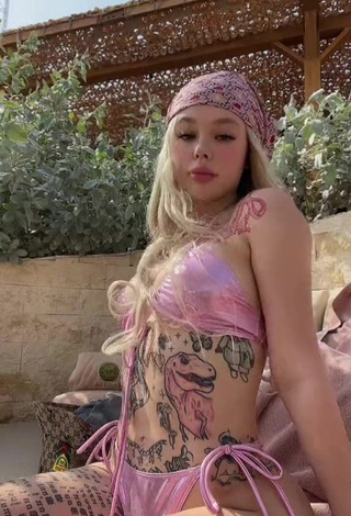 2. Sexy Instasamka Shows Cleavage in Pink Bikini