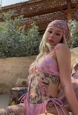 3. Sexy Instasamka Shows Cleavage in Pink Bikini