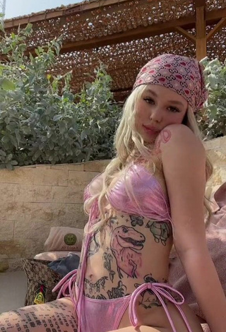 4. Sexy Instasamka Shows Cleavage in Pink Bikini