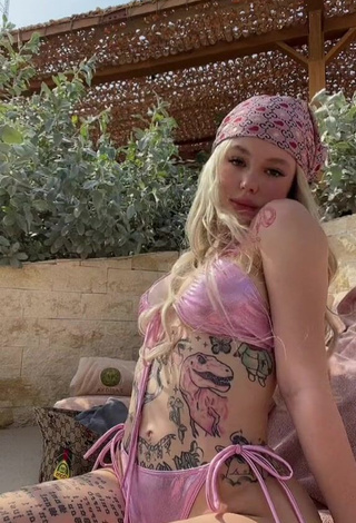 5. Sexy Instasamka Shows Cleavage in Pink Bikini