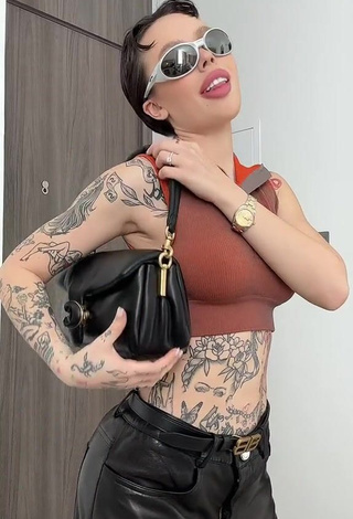 Beautiful Instasamka in Sexy Crop Top