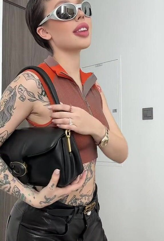 2. Beautiful Instasamka in Sexy Crop Top