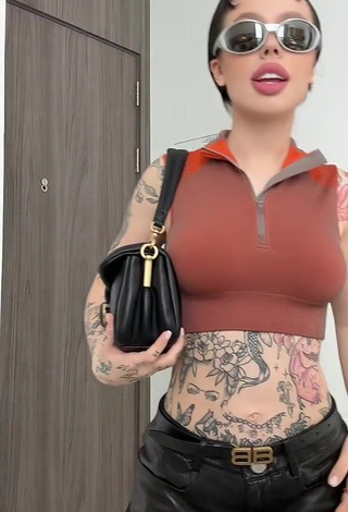 3. Beautiful Instasamka in Sexy Crop Top