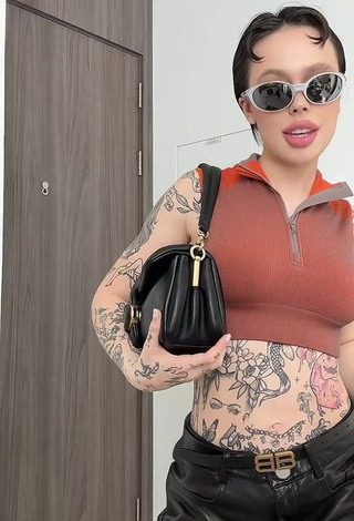 4. Beautiful Instasamka in Sexy Crop Top