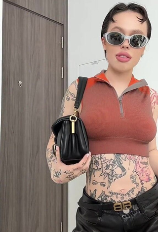 5. Beautiful Instasamka in Sexy Crop Top