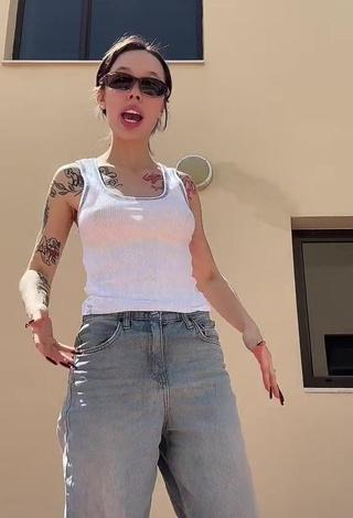 3. Fine Instasamka Shows Nipples without Bra