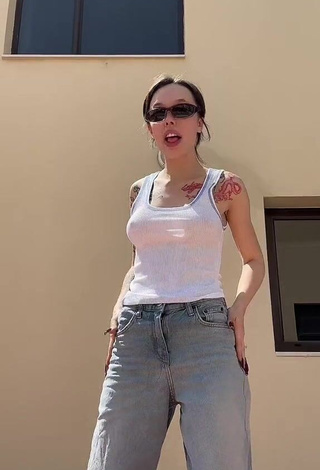 4. Fine Instasamka Shows Nipples without Bra
