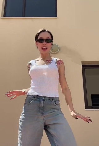 5. Fine Instasamka Shows Nipples without Bra