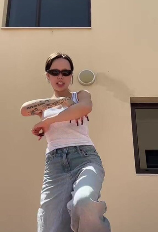 6. Fine Instasamka Shows Nipples without Bra