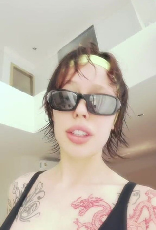 Alluring Instasamka Shows Cleavage