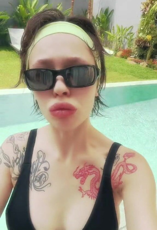 5. Alluring Instasamka Shows Cleavage