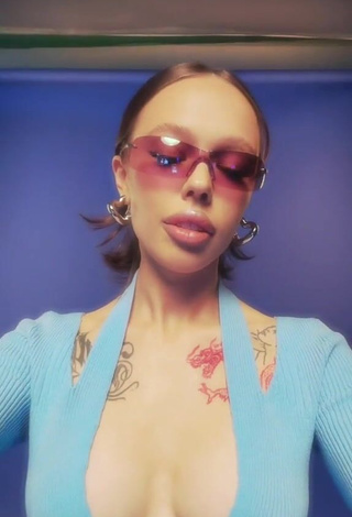 Erotic Instasamka Shows Cleavage