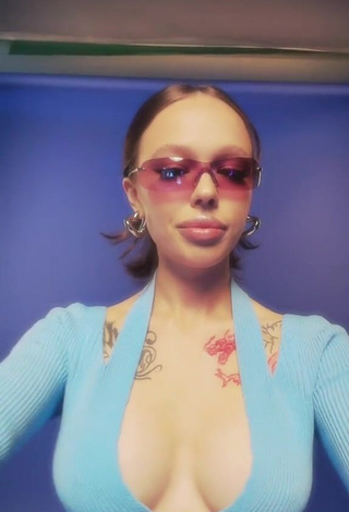 2. Erotic Instasamka Shows Cleavage